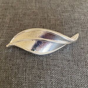 Vintage Napier silver-tone leaf brooch